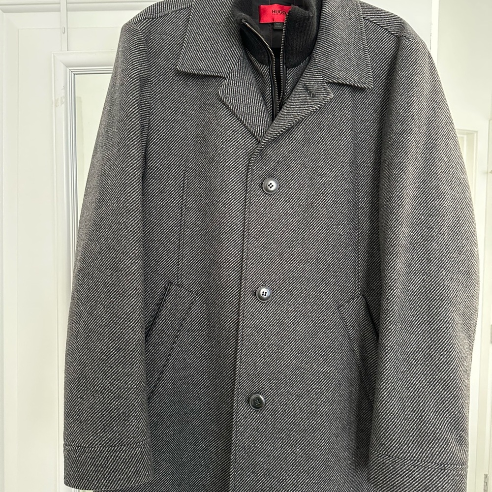 Hugo Boss man grey coat for sale!